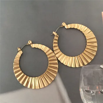Trendy Zlatá Farba Pokovovanie Striple Na Kolo Kruhu Doska Hoop Earrigs Pre Ženy Socha Bežné Elegantné Šperky Príslušenstvo